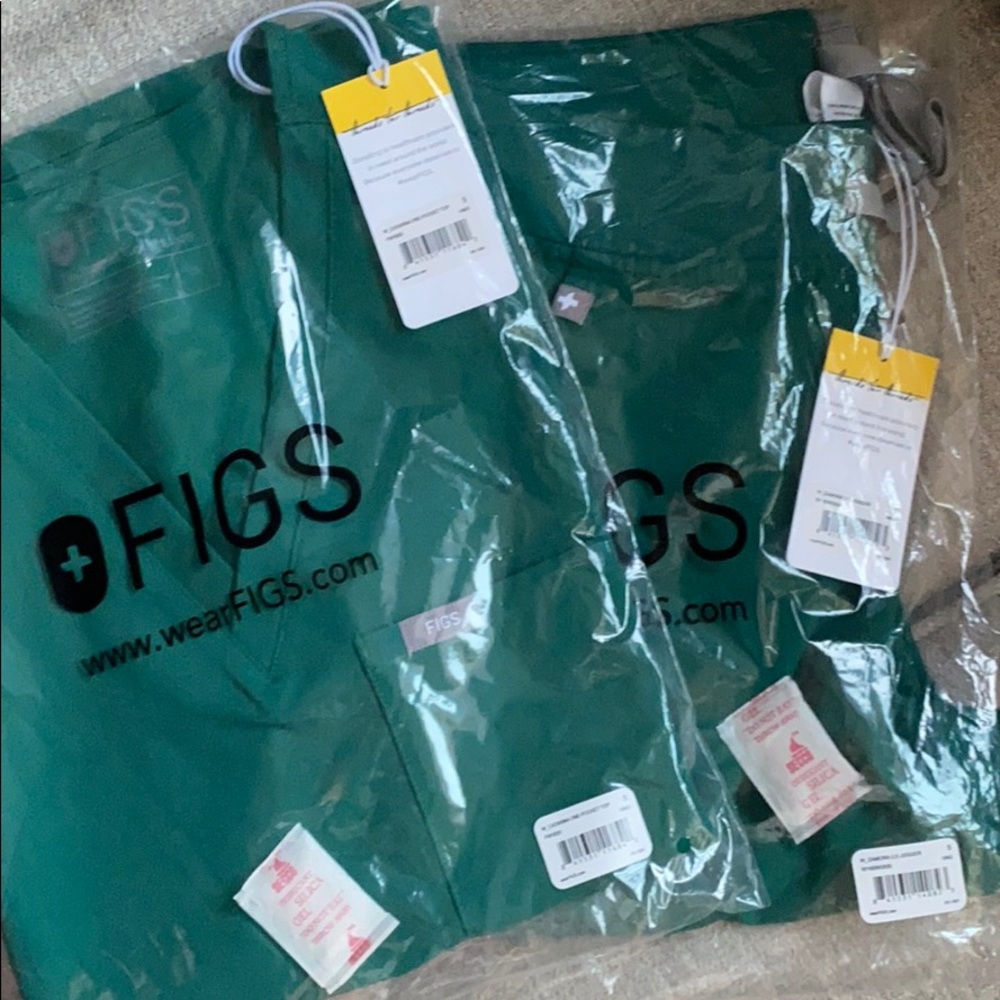 Figs hunter green Catarina top Zamora bottom